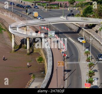 Passerelle en spirale de l'autre côté de la route du front de mer à Torquay, South Devon.Vu à marée basse. Banque D'Images