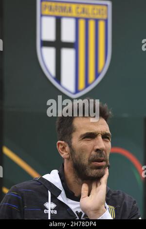 Parme, Italie, 21 novembre 2021.Gianluigi Buffon de Parme Calcio réagit avant le début du match de la série B au Stadio Ennio Tardini, à Parme.Le crédit photo devrait se lire: Jonathan Moscrop / Sportimage Banque D'Images