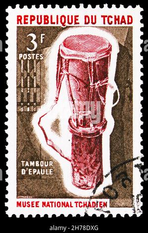 MOSCOU, RUSSIE - 25 OCTOBRE 2021 : timbre-poste imprimé au Tchad montre un tambour d'épaule avec sangle de transport, série d'instruments de musique, vers 1965 Banque D'Images