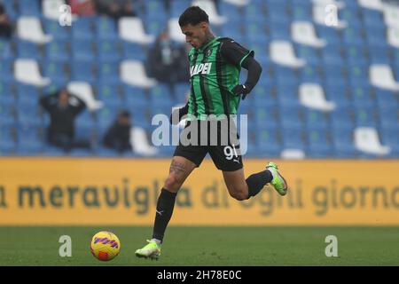 Reggio Emilia, Italie.21 novembre 2021.Stade MAPEI, Reggio Emilia, Italie, 21 novembre 2021,Gianluca Scalacca (États-UnisSassuolo) pendant les États-Unis Sassuolo vs Cagliari Calcio - football italien série A Match Credit: Live Media Publishing Group/Alay Live News Banque D'Images