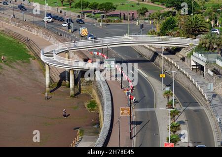 Passerelle en spirale de l'autre côté de la route du front de mer à Torquay, South Devon.Vu à marée basse. Banque D'Images