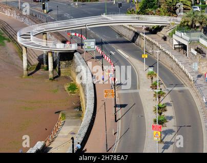 Passerelle en spirale de l'autre côté de la route du front de mer à Torquay, South Devon.Vu à marée basse. Banque D'Images