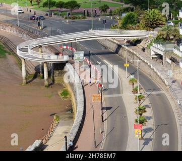 Passerelle en spirale de l'autre côté de la route du front de mer à Torquay, South Devon.Vu à marée basse. Banque D'Images