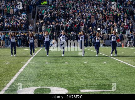 20 novembre 2021 : les cheerleaders de notre Dame jouent lors du match de football de la NCAA entre les Jackets jaunes Georgia Tech et les joueurs irlandais notre Dame Fighting au stade notre Dame de South Bend, Indiana.Notre Dame a battu Georgia Tech 55-0.John Mersiits/CSM. Banque D'Images