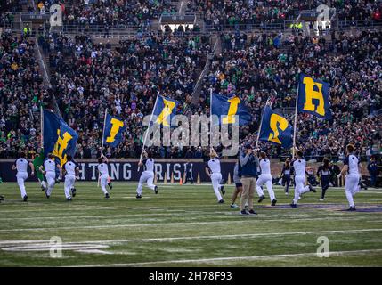 20 novembre 2021 : les cheerleaders de notre Dame lors du match de football de la NCAA entre les Jackets jaunes Georgia Tech et les joueurs de notre Dame qui combattent l'irlandais au stade notre Dame de South Bend, Indiana.Notre Dame a battu Georgia Tech 55-0.John Mersiits/CSM. Banque D'Images