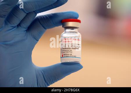 21 novembre 2021, Thuringe, Gera : un travailleur médical détient un flacon de vaccin Moderna.Aujourd'hui, la vaccination du dimanche avec rendez-vous a eu lieu dans le centre de vaccination.Photo: Bodo Schackow/dpa-zentralbild/dpa Banque D'Images