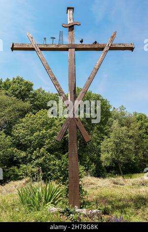 Ancienne croix en bois avec les symboles de la passion du Christ, pinceuse, échelle, marteau, calice,Dés, ongles et texte INRI.Vénétie, Italie Banque D'Images