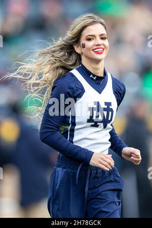 20 novembre 2021 : le cheerleader de notre Dame lors du match de football de la NCAA entre les Jackets jaunes Georgia Tech et la bataille irlandaise de notre Dame au stade notre Dame de South Bend, Indiana.Notre Dame a battu Georgia Tech 55-0.John Mersiits/CSM. Banque D'Images