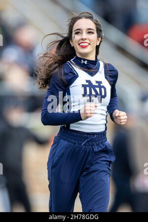 20 novembre 2021 : le cheerleader de notre Dame lors du match de football de la NCAA entre les Jackets jaunes Georgia Tech et la bataille irlandaise de notre Dame au stade notre Dame de South Bend, Indiana.Notre Dame a battu Georgia Tech 55-0.John Mersiits/CSM. Banque D'Images