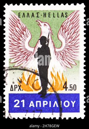 MOSCOU, RUSSIE - 25 OCTOBRE 2021 : timbre-poste imprimé en Grèce montre l'emblème du régiment Junta du 21 avril 1967, série de la Révolution nationale, circ Banque D'Images