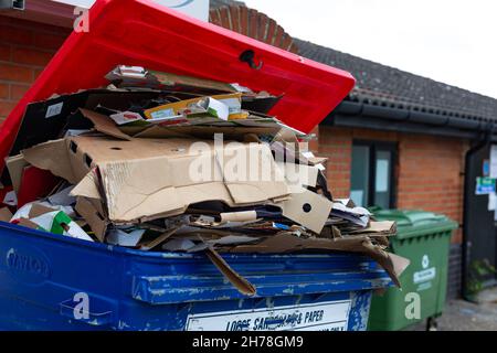 Woodbridge Suffolk Royaume-Uni juillet 07 2021 : bacs à déchets commerciaux débordant remplis de carton recyclé assis derrière un magasin qui a été ramassé f Banque D'Images