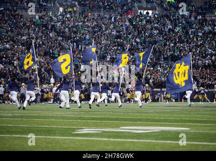 20 novembre 2021 : les cheerleaders de notre Dame lors du match de football de la NCAA entre les Jackets jaunes Georgia Tech et les joueurs de notre Dame qui combattent l'irlandais au stade notre Dame de South Bend, Indiana.Notre Dame a battu Georgia Tech 55-0.John Mersiits/CSM. Banque D'Images