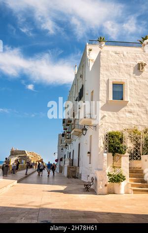 Monopoli, Italie - 20 août 2021 : rue piétonne sur le front de mer de la vieille ville de Monopoli Banque D'Images