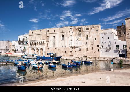 Ancien port de la province de Monopoli de Bari, région d'Pouilles, dans le sud de l'Italie. Bateaux dans la marina de Monopoli. Banque D'Images