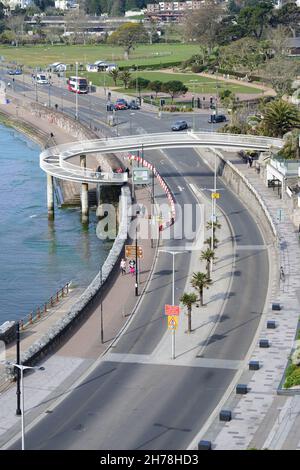 Passerelle en spirale de l'autre côté de la route du front de mer à Torquay, South Devon. Banque D'Images