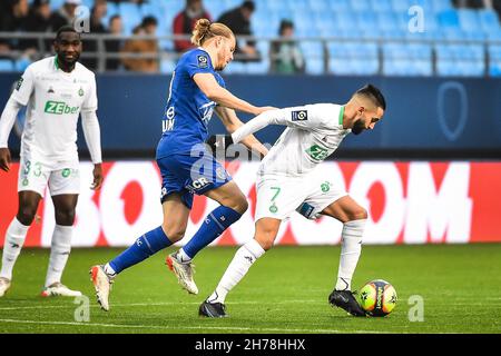 Troyes, France.21 novembre 2021.Renaud RIPART de ESTAC Troyes et Ryad BOUDEBOUZ de Saint Etienne lors du championnat de France Ligue 1 match de football entre ESTAC Troyes et AS Saint-Etienne le 21 novembre 2021 au Stade de l'Aube à Troyes, France - photo Matthieu Mirville/DPPI crédit: DPPI Media/Alamy Live News Banque D'Images