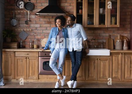 Un jeune couple afro-américain heureux et rêveur à la recherche de distance. Banque D'Images