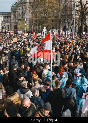 Vienne, Autriche - novembre 20 2021 : rassemblement anti-VAX Covid-19 avec drapeau autrichien. Banque D'Images