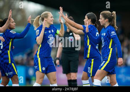 Londres, Royaume-Uni.21 novembre 2021.LONDRES, ROYAUME-UNI.21 NOVEMBRE : Sam Kerr du FC Chelsea célèbre après avoir obtenu son score lors de l'installation 2021-22 de la Super League FA Womens entre le FC Chelsea et Birmingham City à Kingsmeadow.Credit: Federico Guerra Morán/Alay Live News Banque D'Images