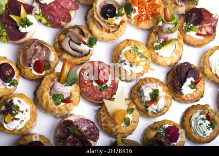 Vue de dessus des canapés avec différents ingrédients sur fond blanc Banque D'Images