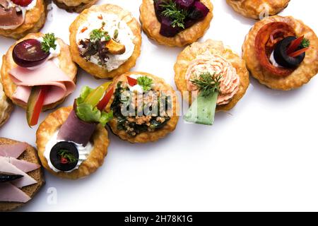 Vue de dessus des canapés avec différents ingrédients sur fond blanc Banque D'Images