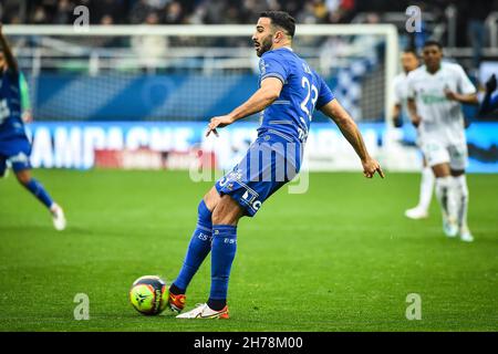 Troyes, France, France.21 novembre 2021.Adil RAMI d'ESTAC Troyes pendant le match de Ligue 1 entre ESTAC Troyes et COMME Saint-Etienne (ASSE) au Stade de l'Aube le 21 novembre 2021 à Troyes, France.(Credit image: © Matthieu Mirville/ZUMA Press Wire) Credit: ZUMA Press, Inc./Alamy Live News Banque D'Images