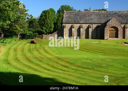 Faucher l'herbe au parcours de golf de Torre Abbey, en face de la Grange espagnole, Torquay, South Devon. Banque D'Images