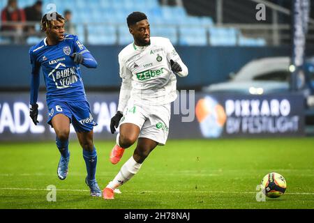 Troyes, France, France.21 novembre 2021.Rominigue KOUAME d'ESTAC Troyes et Jean-Philippe KRASSO de Saint Etienne lors du match de la Ligue 1 entre ESTAC Troyes et COMME Saint-Etienne (ASSE) au Stade de l'Aube le 21 novembre 2021 à Troyes, France.(Image de crédit : © Matthieu Mirville/ZUMA Press Wire) Banque D'Images