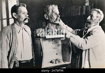 Portrait du sculpteur Serguei (Serge, Sergey) KONENKOV (KONYKOV) avec Maxim GORKY (Gorki) dans son atelier modélisateur le poste de Gorky vers 1928/1929 Banque D'Images