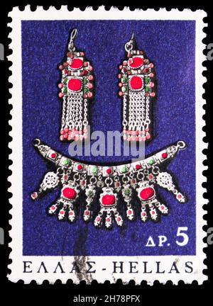 MOSCOU, RUSSIE - 25 OCTOBRE 2021 : timbre-poste imprimé en Grèce montre boucles d'oreilles et collier, série d'art populaire grec, vers 1966 Banque D'Images