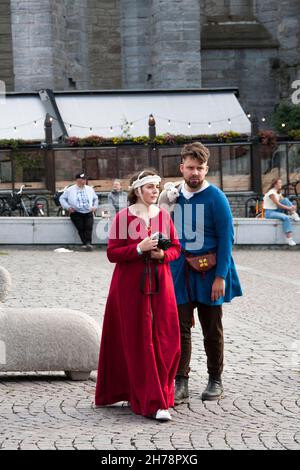 VISBY GOTLAND couple participe à la semaine médiévale dans la ville historique de Hansa habillée d'époque Banque D'Images