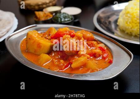 Nourriture ethnique indienne Dum Aloo Gobi plat végétarien Banque D'Images