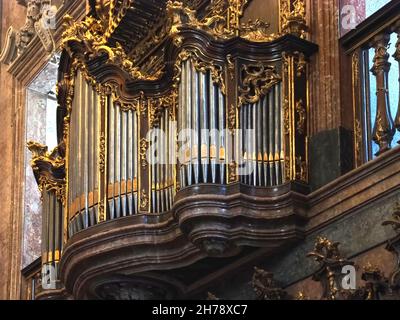 Intérieur de la belle église de Clerigos à Porto au Portugal Banque D'Images