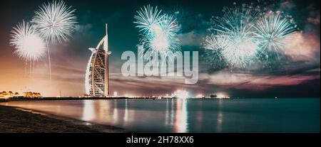 D'artifice autour de Burj Al Arab - Nouvelle destination exotique de l'année, DUBAÏ, ÉMIRATS ARABES UNIS Banque D'Images