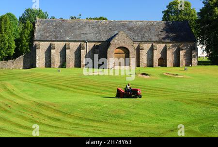 Faucher l'herbe au parcours de golf de Torre Abbey, en face de la Grange espagnole, Torquay, South Devon. Banque D'Images