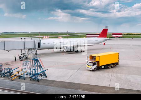 Un camion de service au sol à l'aéroport près d'un avion de compagnie aérienne stationné près des portes.Livraison de plats et de boissons à bord Banque D'Images