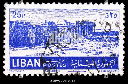 MOSCOU, RUSSIE - 25 OCTOBRE 2021: Timbre-poste imprimé au Liban montre des ruines à Baalbek, paysages libanais et cèdre - série 1952, vers 1952 Banque D'Images