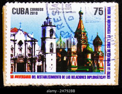 MOSCOU, RUSSIE - 25 OCTOBRE 2021 : timbre-poste imprimé à Cuba consacré à 50 ans de relations diplomatiques Cuba – Russie, série, vers 2010 Banque D'Images