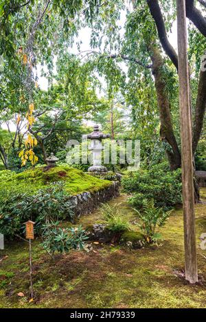 Kyoto, Japon, Asie - 4 septembre 2019 : Statue dans le jardin du temple de Tenryuji Banque D'Images