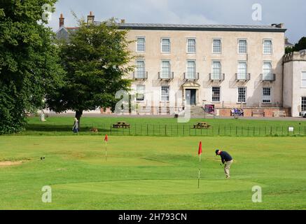 Jouer au golf à Torre Abbey, Torquay, South Devon. Banque D'Images