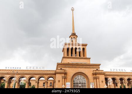 17 mai 2021, Erevan, Arménie: Célèbre bâtiment de la gare centrale d'Erevan avec architecture de style Empire stalinien et une haute flèche Banque D'Images