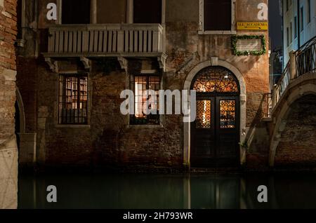 Petite place à Cannaregio la nuit, Venise, Italie Banque D'Images