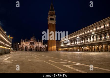 Vider la place Saint-Marc et la basilique illuminée en début de matinée, Venise, Italie Banque D'Images