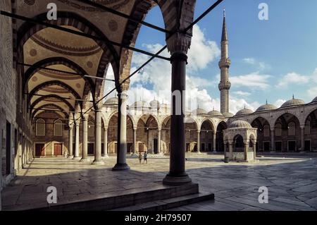 Le porche de la Mosquée bleue et le puits d'eau dans la cour, un point de repère du tourisme à Istanbul et la destination de voyage en turquie européenne Banque D'Images