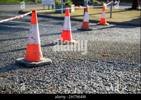 Travaux routiers.Cônes de signalisation orange au milieu de la rue. Banque D'Images