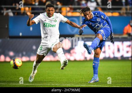 Troyes, France, France.21 novembre 2021.Zaydou YOUSSOUF de Saint Etienne et Rominigue KOUAME d'ESTAC Troyes pendant la Ligue 1 match entre ESTAC Troyes et COMME Saint-Etienne (ASSE) au Stade de l'Aube le 21 novembre 2021 à Troyes, France.(Image de crédit : © Matthieu Mirville/ZUMA Press Wire) Banque D'Images