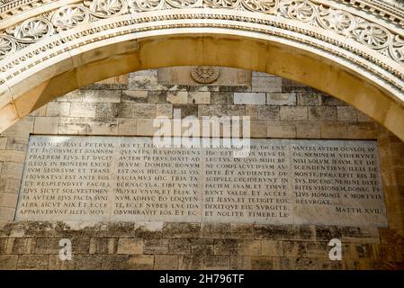 Extérieur de l'église franciscaine de la Transfiguration, Mont Tabor, Vallée de Jezreel, Galilée, Israël (architecte Antonio Barluzzi 1924).Latin inscri Banque D'Images