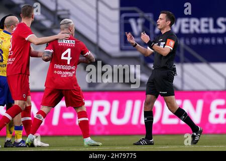 SINT-TRUIDEN, BELGIQUE - NOVEMBRE 21 : arbitre Erik Lambrechts lors du match de Jupiler Pro League entre Sint-Truidense VV et Royal Antwerp FC à Stayen le 21 novembre 2021 à Sint-Truiden, Belgique (photo de Joris Verwijst/Orange Pictures) Banque D'Images