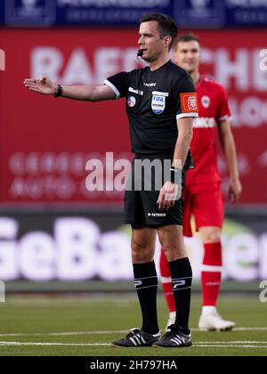 SINT-TRUIDEN, BELGIQUE - NOVEMBRE 21 : arbitre Erik Lambrechts lors du match de Jupiler Pro League entre Sint-Truidense VV et Royal Antwerp FC à Stayen le 21 novembre 2021 à Sint-Truiden, Belgique (photo de Joris Verwijst/Orange Pictures) Banque D'Images