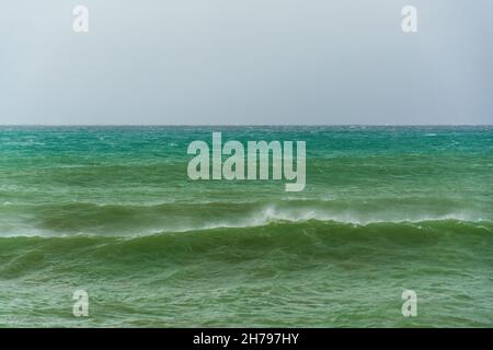 la couleur vert turquoise en colère rip massif d'une vague comme le baril roule le long de l'océan. les vagues sauvages livre le littoral de chabahar dans le temps de tempête w Banque D'Images